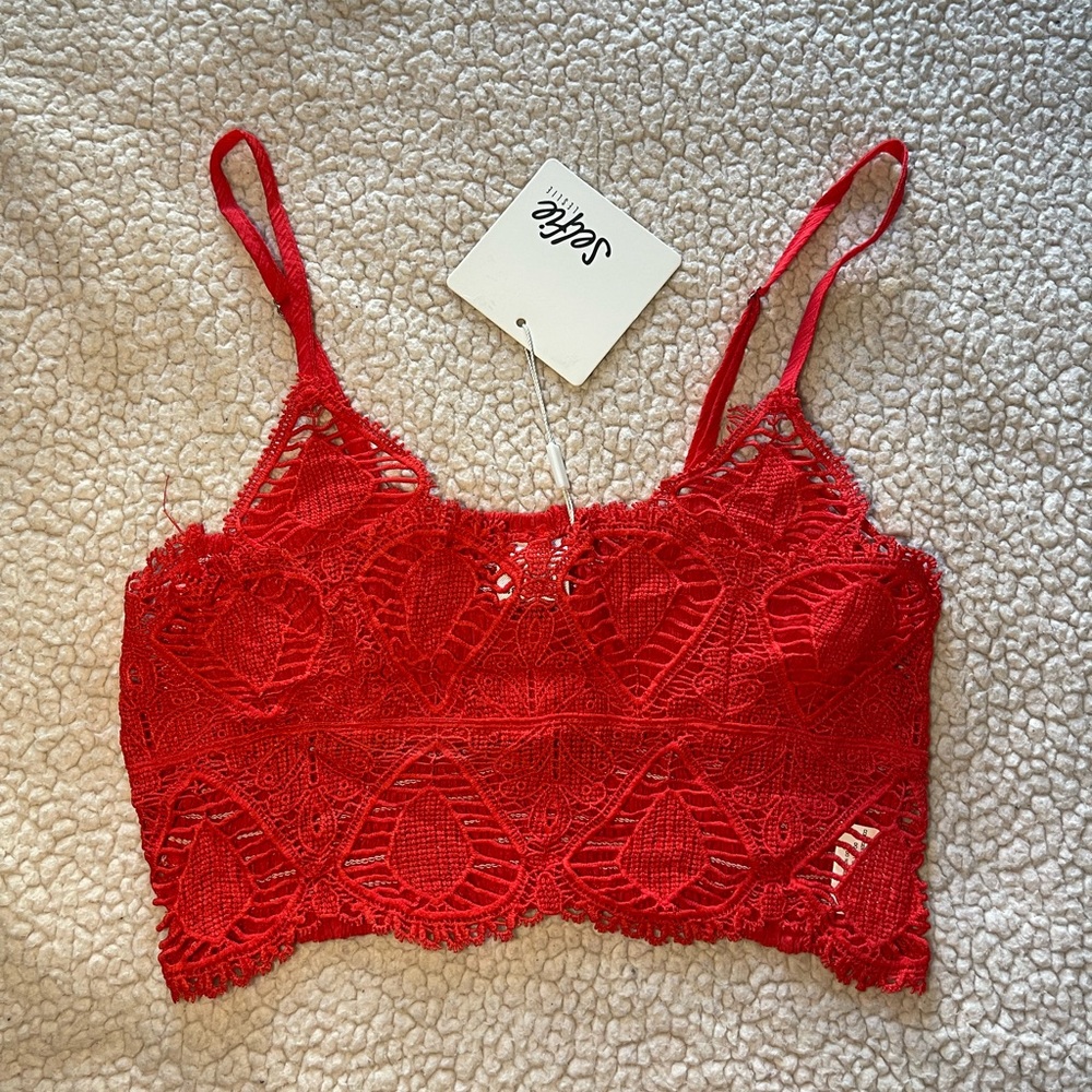 Selfie Leslie crop top. Red.